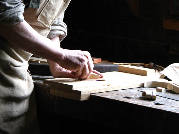 Nuestro equipo de profesionales cuenta  con muchos años de contrastada <strong>experiencia</strong> en el sector de la <strong>carpintería de madera en Casas de Reina</strong>.